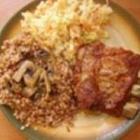 Soczyste żeberka z kaszą i surówką.