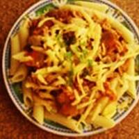 Penne z sosem mięsno-warzywnym.