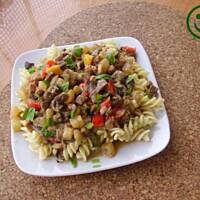 Fusilli serowe z mielonym i warzywami.