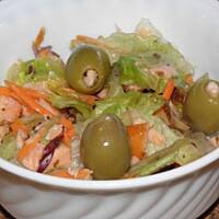 Mix sałat z wędzonym łososiem.