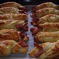 Ciasto francuskie z parówką.