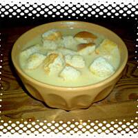 Zupa z kurczaka i kukurydzy z czosnkowymi grzankami