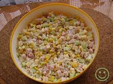 Fot. msewka, Sałatka z makaronikiem typu ryżyk.