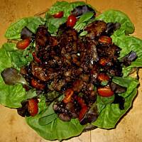 Salatka z letnia watrobka kurza z miodowa glazura