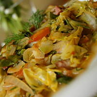 kapusta młoda z pomidorami