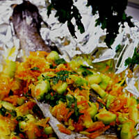 Apetyczny pstrąg z warzywami pieczony w folii