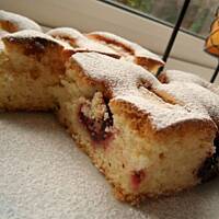 Puszyste ciasto z owocami