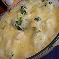 Zapiekanka makaronowa z brokulami i kalafiorem w sosie serowym