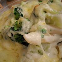 Zapiekanka makaronowa z brokulami i kalafiorem w sosie serowym