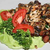 Owoce morza z kabanosem cebulą czosnkiem i pietruszką kasiuli