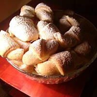 Rogaliki z nadzieniem różanym krucho-drożdżowe