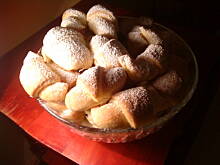 Fot. Luelle, Rogaliki z nadzieniem różanym krucho-drożdżowe