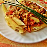 Makaron z sosem pomidorowo-tuńczykowym