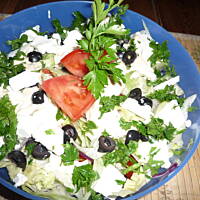 Super- szybka sałatka z oliwkami i fetą.