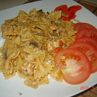 Farfalle z czerwonym pesto