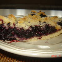 Tarta z budyniem, jagodami i kruszonką