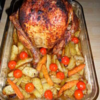 Kurczak pieczony na butelce piwa z warzywami