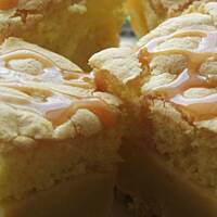 Biszkopt z masą rabarbarową.