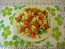 Fot. KOCIO, obiadowa z kurczakiem sałatka dla małego skrzatka