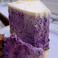 Intensywnie jagodowy sernik, z białą czekoladą