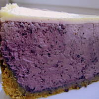 Intensywnie jagodowy sernik, z białą czekoladą