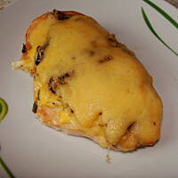 Drobiowe kotlety pod warstwą pieczarkowo - jajeczną