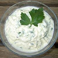 Salatka z jogurtu z chrzanem , jablkiem i pietruszka