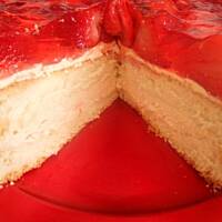 Tort z truskawkami kremem maslanym i galaretka