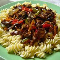 Polędwiczki z makaronem po chińsku