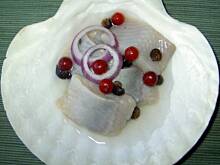 Fot. tineczka, Sledzie marynowane octem winnym z czerwonymi borowkami