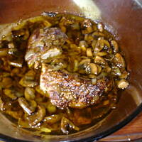 Polędwica pieczona z pieczarkami