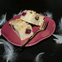 Ciasto z wiśniami i płatkami migdałowymi