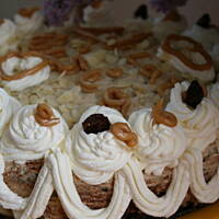 Tort z kremem budyniowo krówkowym z migdałami i bitą śmietaną kasiuli