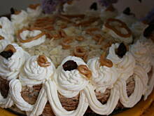 Fot. kasiul_a, Tort z kremem budyniowo krówkowym z migdałami i bitą śmietaną kasiuli