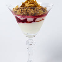 Deser jogurtowy z prażonymi migdałami w miodzie