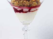 Fot. Wkn, Deser jogurtowy z prażonymi migdałami w miodzie