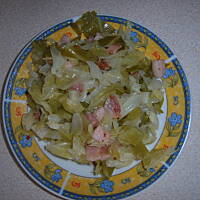 Młoda kapusta z boczkiem i cebulą