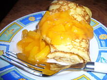 Fot. andreapomoria, Naleśniki z brzoskwiniami