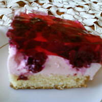 Śmietanowiec czyli biszkopt z bitą śmietaną i owocami