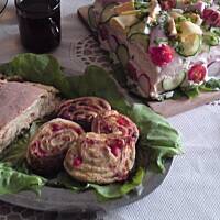 Drożdżowe roladki z farszem szynkowo-serowym