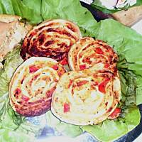 Drożdżowe roladki z farszem szynkowo-serowym