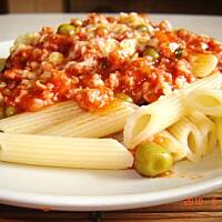 Penne z sosem bolońskim i zielonym groszkiem