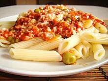 Fot. sebek, Penne z sosem bolońskim i zielonym groszkiem