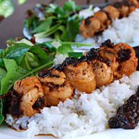 Szaszłyk z piersi kurczaka z konfiturą z szuszonych śliwek