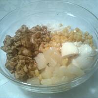 Delikatnie i na ostro-sałatka z gyrosem i ananasem