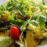 sałatka z surową cukinią