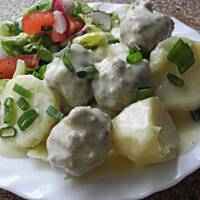 Klopsiki w sosie serowym.