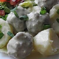 Klopsiki w sosie serowym.