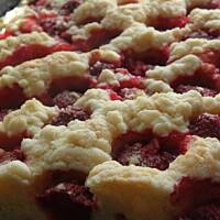 Kruche ciasto z truskawkami.