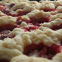 Kruche ciasto z truskawkami.